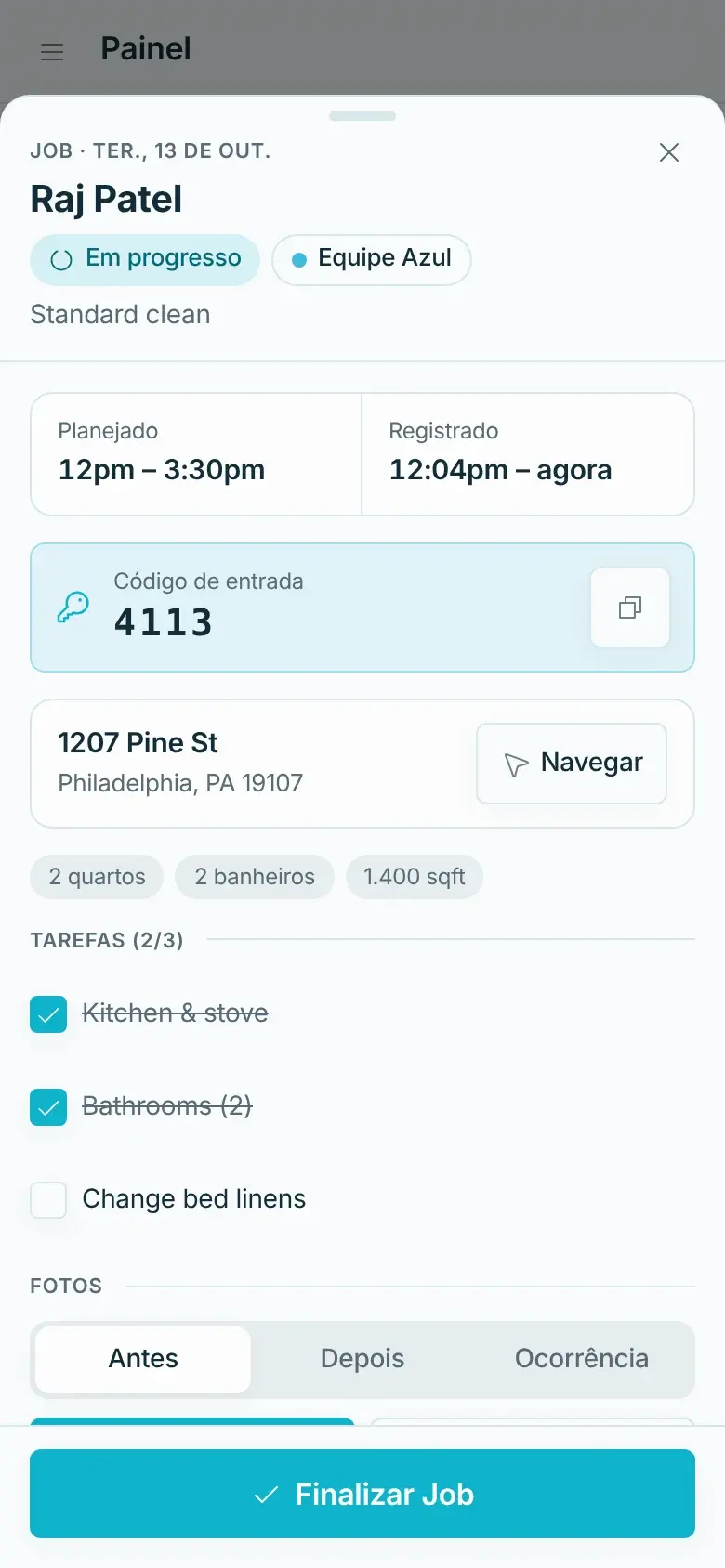 Job em andamento no celular da cleaner, com código de entrada, endereço e tarefas